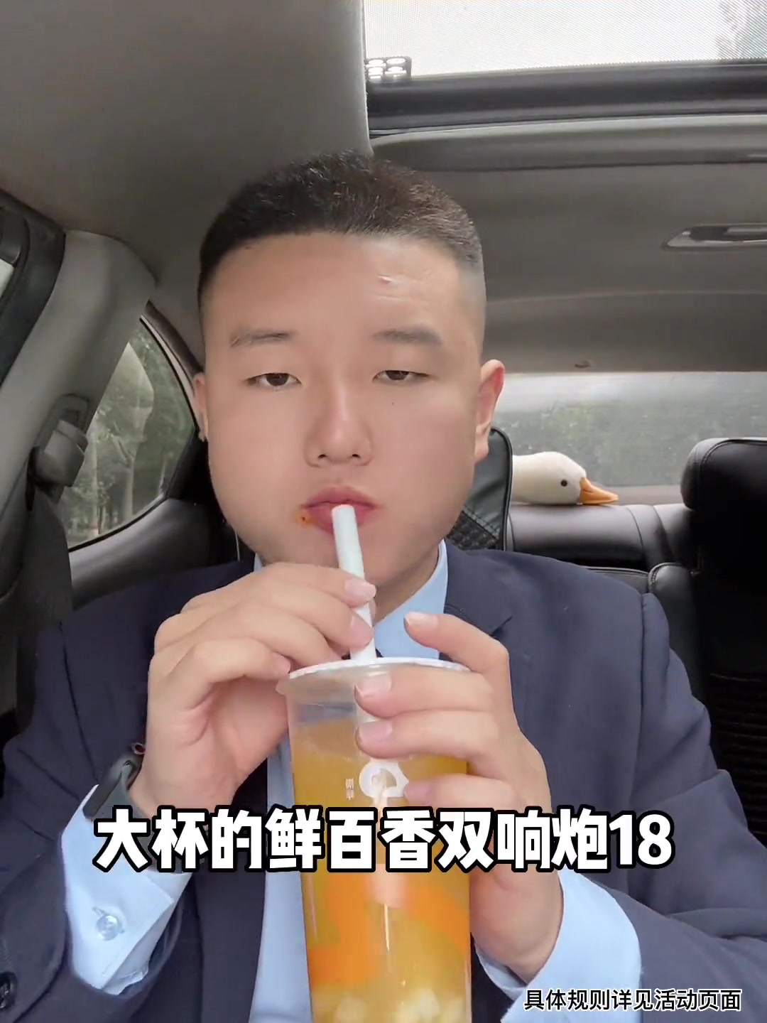 一碗爆辣羊杂面搭配一杯果茶双响炮,有碳水这才是夏天的快乐