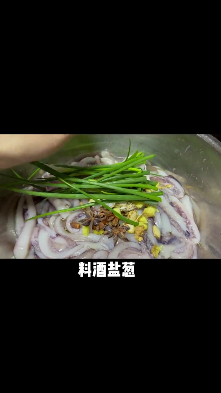 好吃到剩下的汤汁都拿来拌面的冷吃鱿鱼须,一学就会!