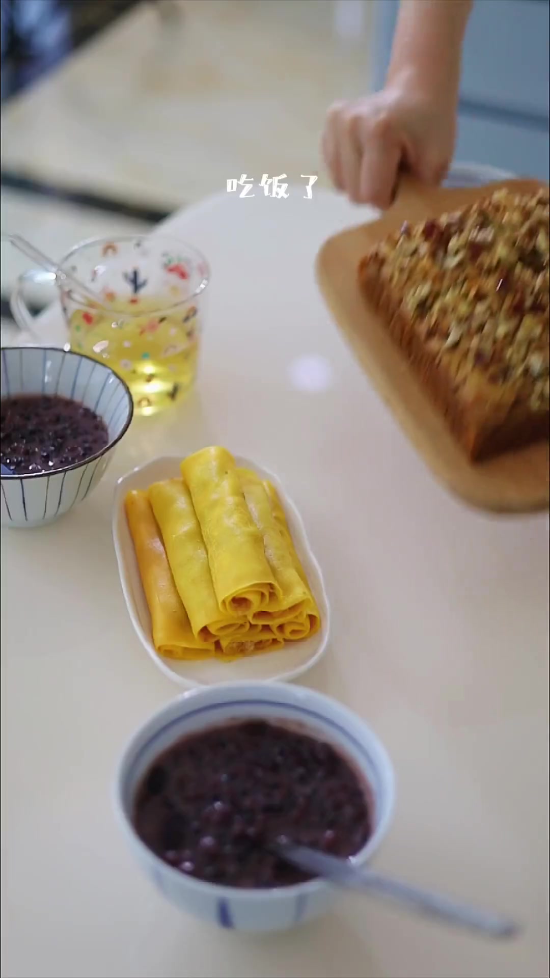 早上好～今天做了家人爱吃的红枣糕～牛奶红豆粥～