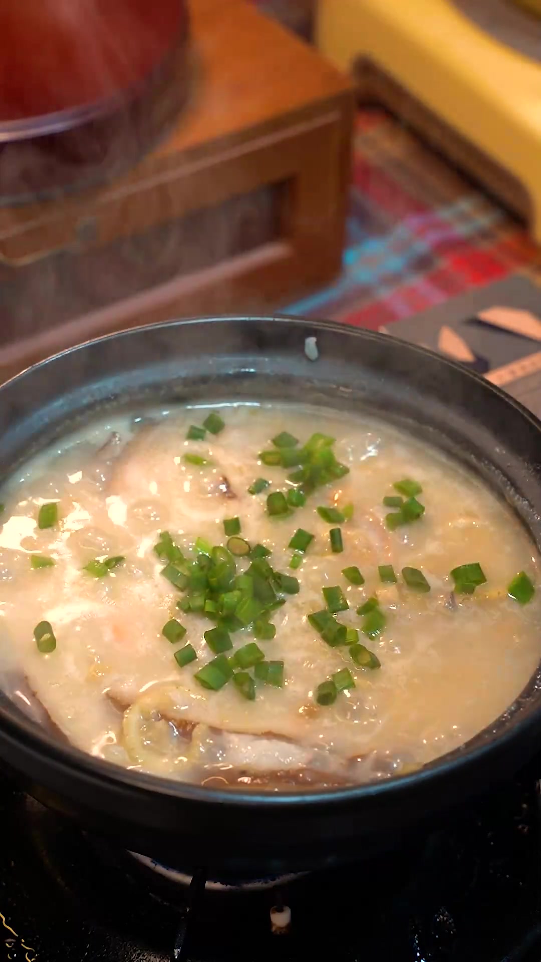 蒜蓉澳龙配上海鲜砂锅粥,元气满满的一顿宵夜