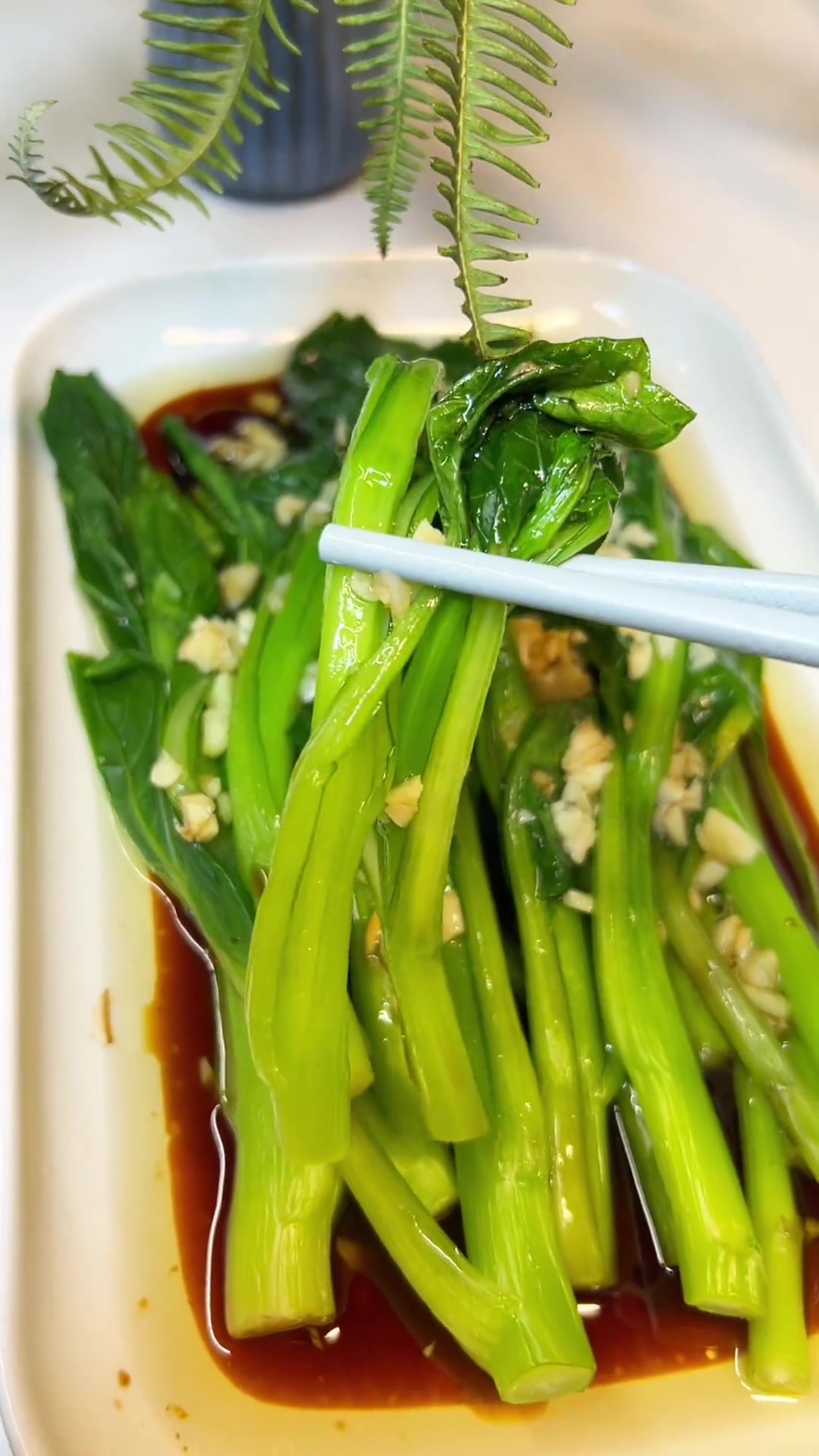 最近想吃点清爽的,今日份晚餐腊肠荷兰豆白灼菜心