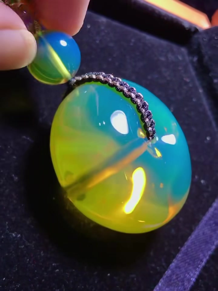 【缅甸琥珀】天空蓝精美面包圈吊坠