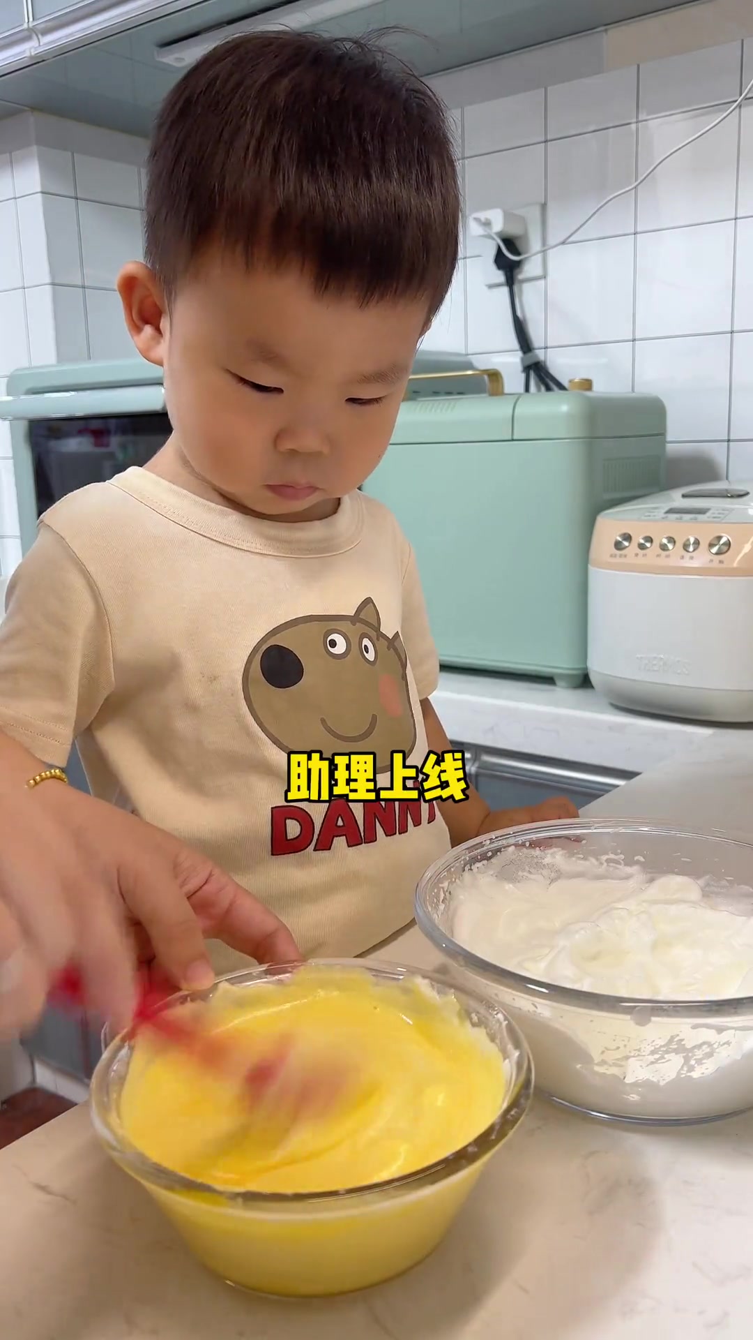 和2岁儿子一起给爸爸做生日蛋糕