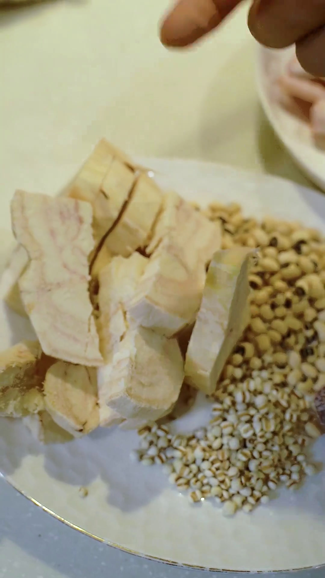 这个季节最适合煲来喝的“下火去湿”节瓜鸡爪猪骨汤