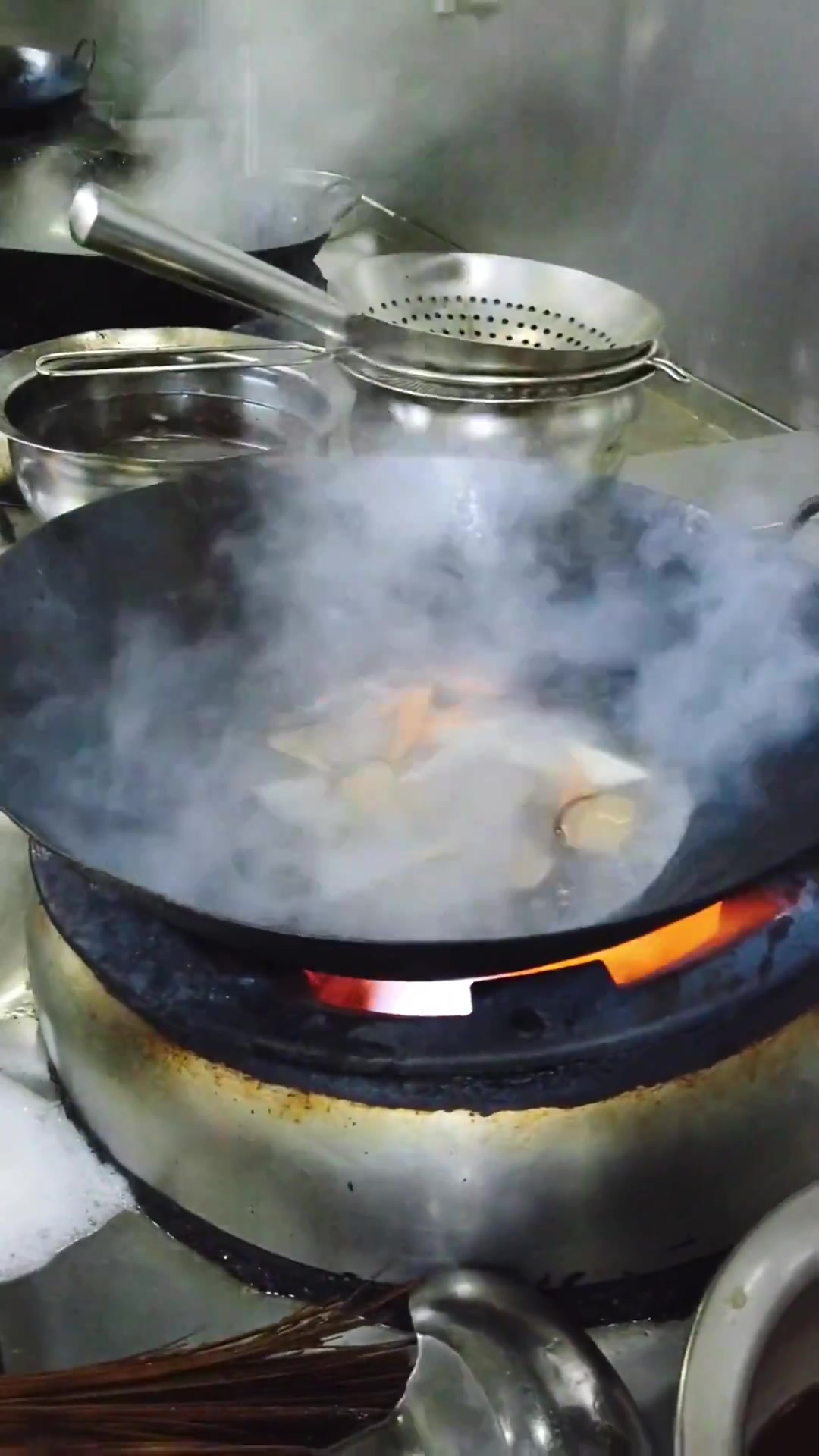 老陈今天烧一个“香菇菜心面筋煲”