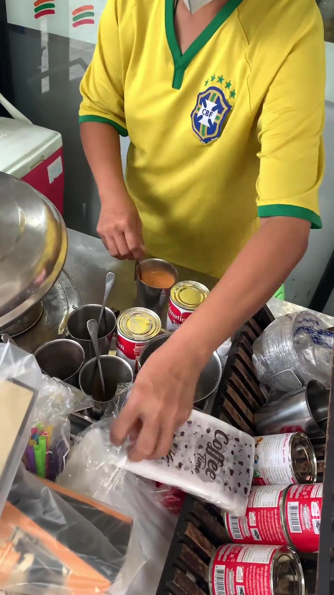 泰国曼谷路边摊的泰式袋装奶茶?满满一大袋。