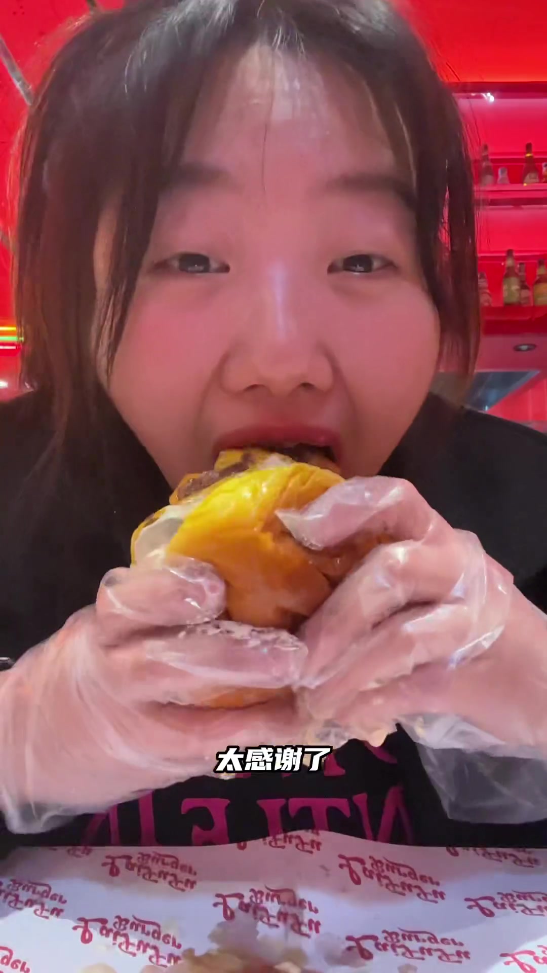 汁水充盈三层牛肉芝士堡鸡肉洋葱圈柠檬可乐