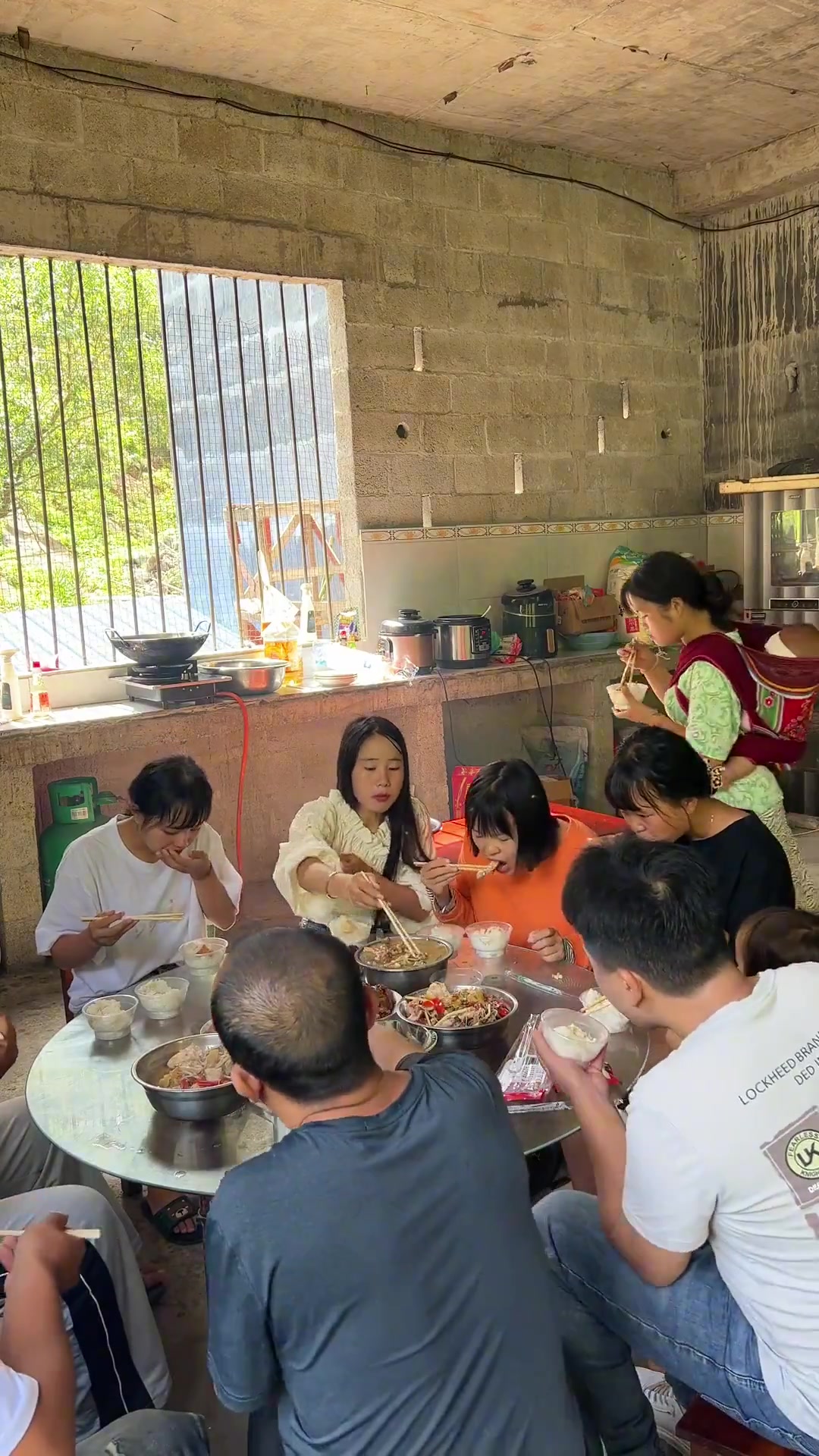 早上大哥和朋友忙碌热菜,果然男女搭配干活不累