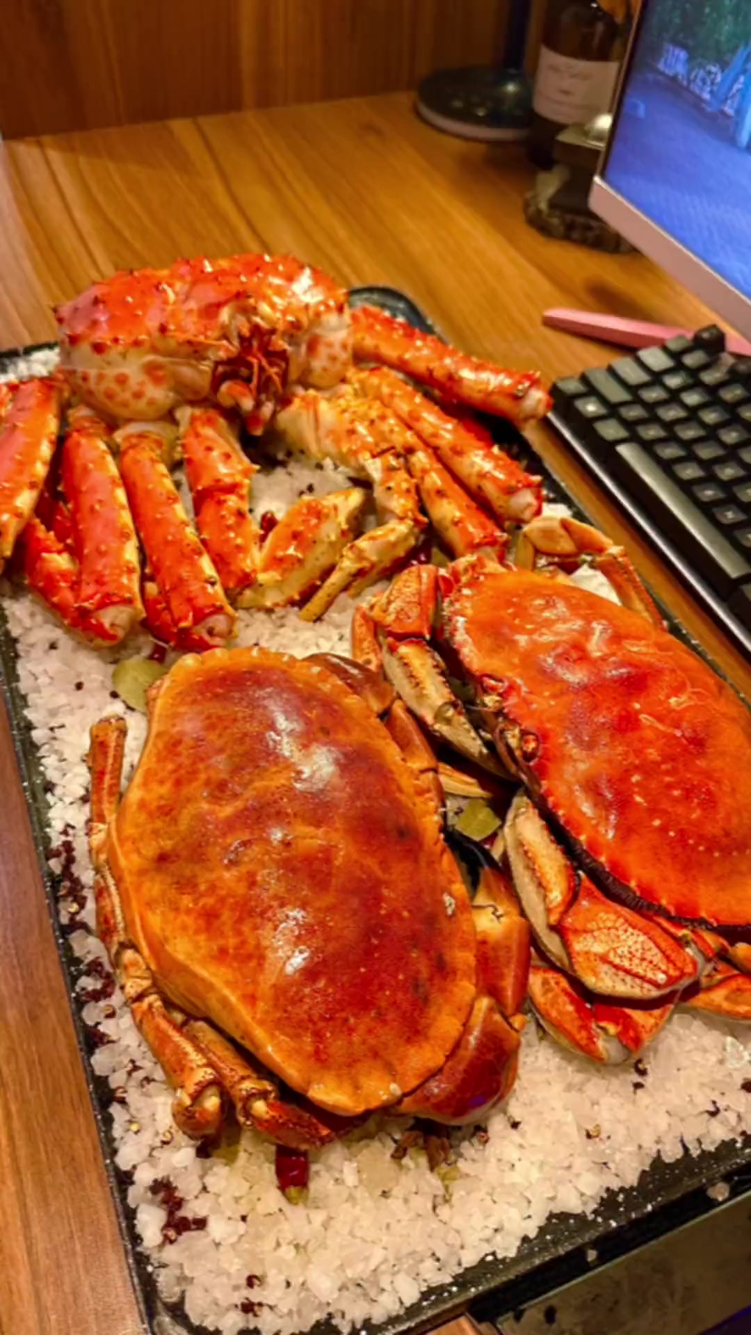 今晚宵夜 盐焗帝王蟹+面包蟹+珍宝蟹 简单吃点