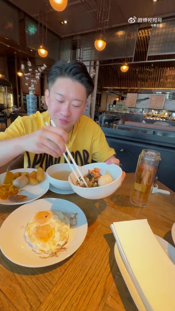 泰国万豪酒店的自助早餐,种类还挺丰富,就是这小油条啊,还得看咱天津的