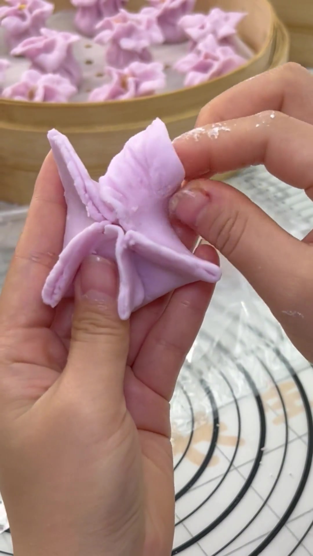 紫甘蓝水晶饺子,好看又好吃,这个花型漂亮好学!