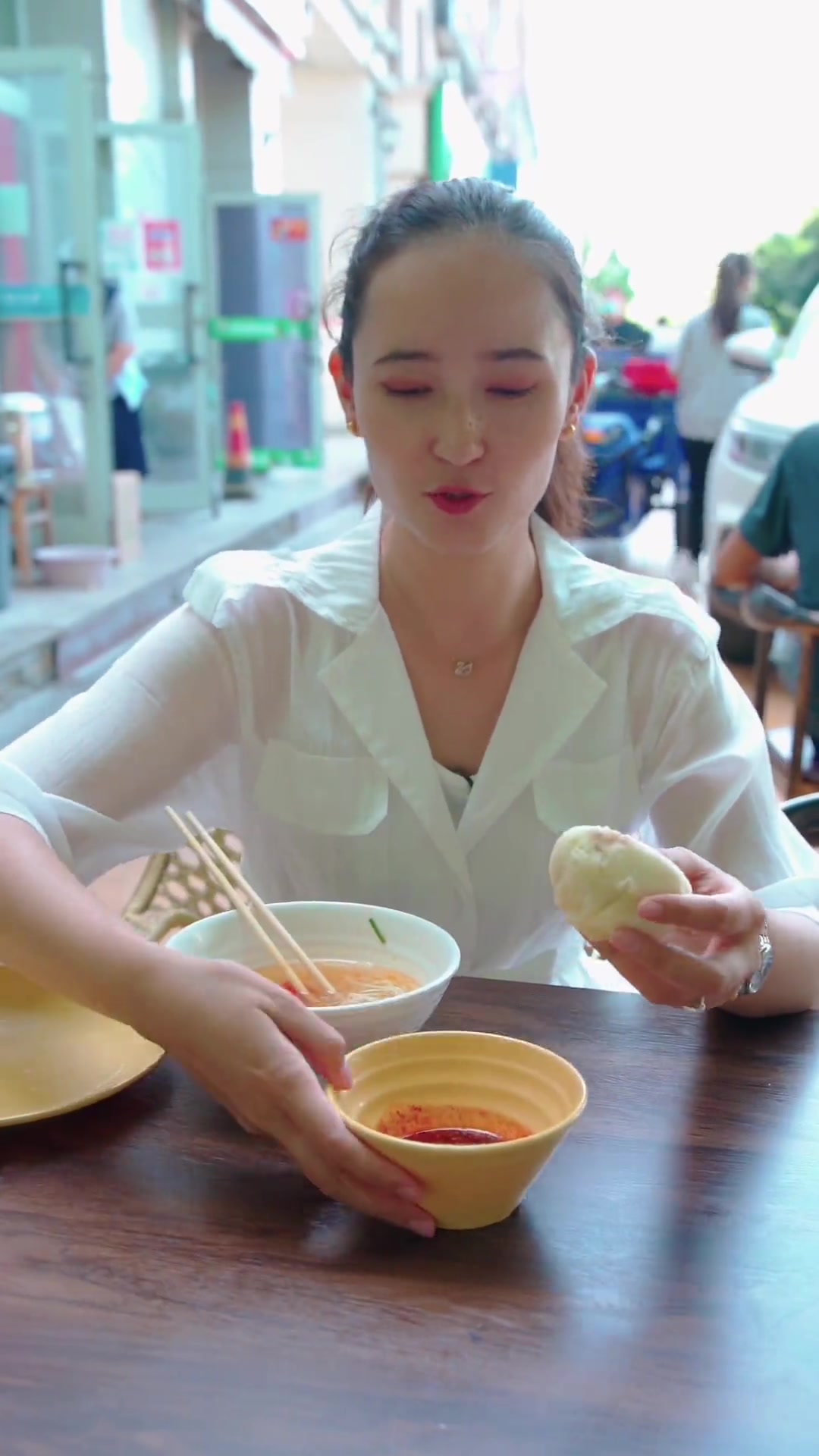 新疆沙雅特色早餐汤面包子