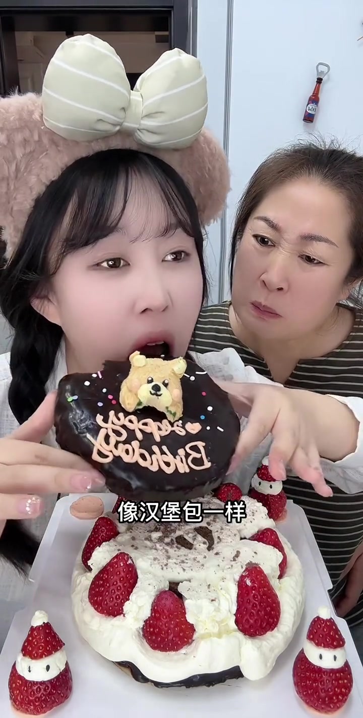 我也吃草莓蛋糕啦～