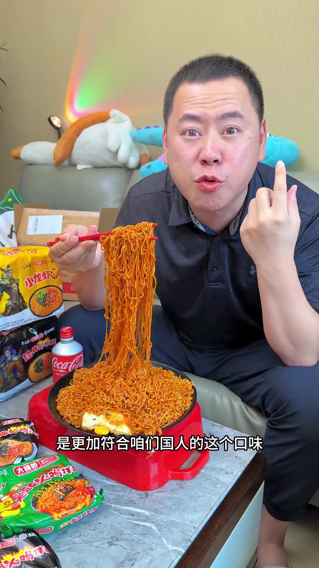 我真服了白象,火鸡面都整这么多花样!臭豆腐、咸蛋黄、小龙虾……