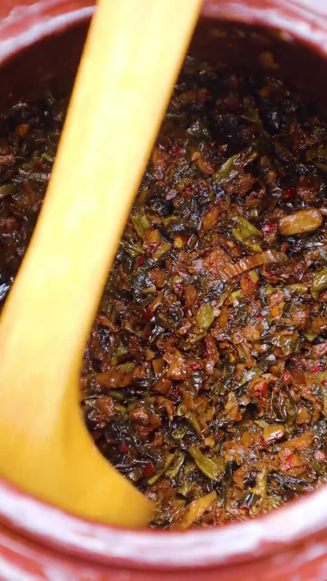 在湖南,这种坛子里的下饭菜叫外婆菜,梅干菜干豆角萝卜干炒好