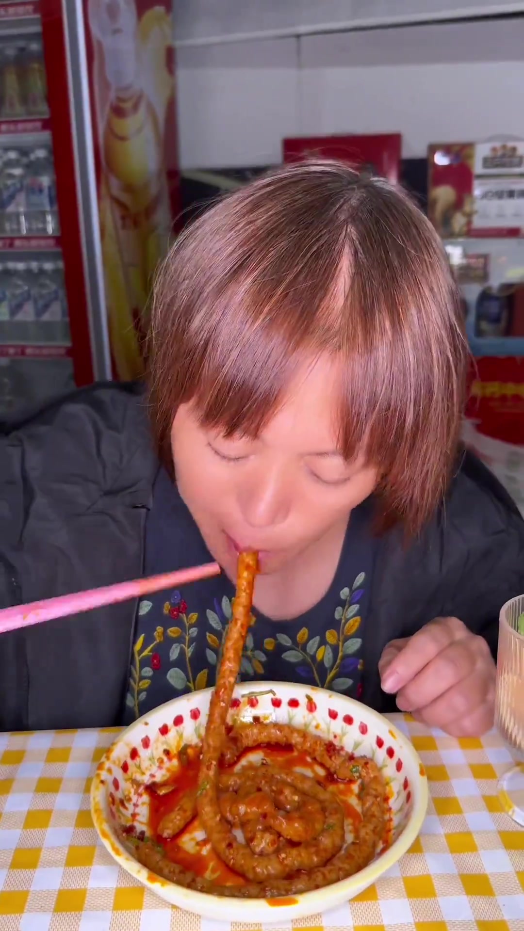 给爸妈做饭 自制鲜虾鱼板面,一米长面条～