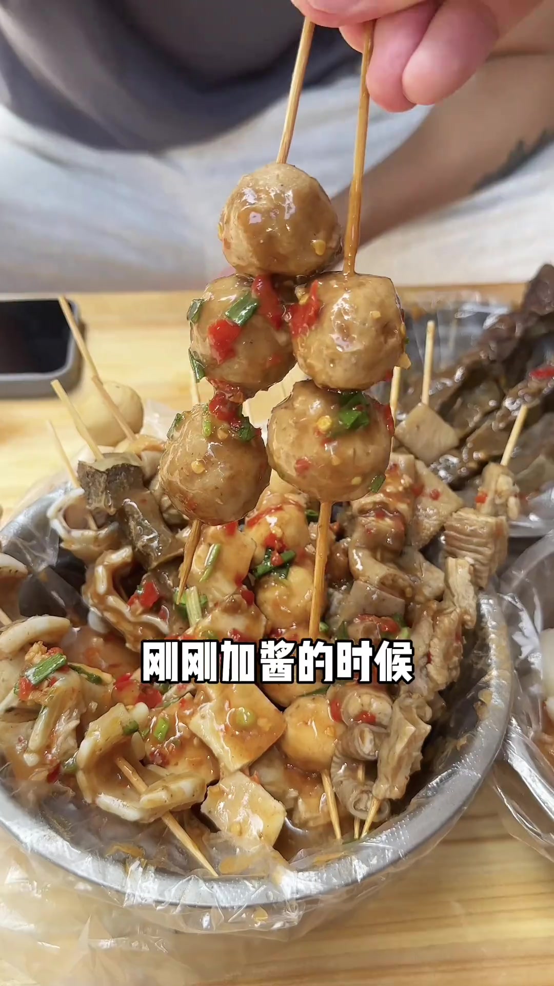 久违牛杂队系列回归 梧州“残暴”式淋酱牛杂选手搭配梧州龟苓膏