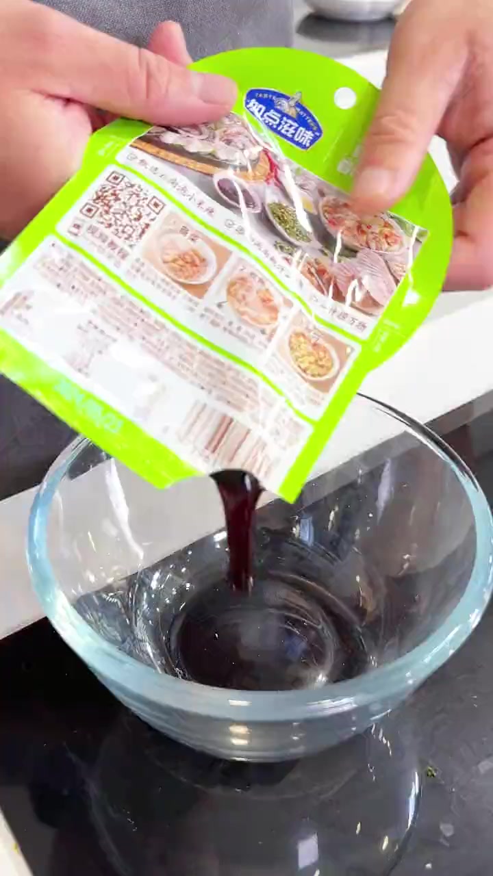这份捞汁鲍鱼片,餐厅随便卖卖一百多