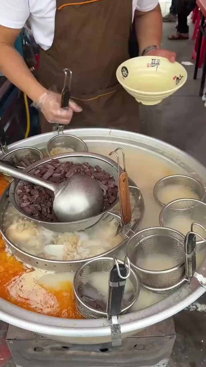 山西太原特色牛头菜,10元一碗,汤鲜味美,看着不错挺好吃