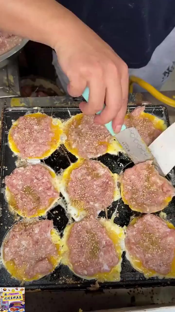 大哥街头摆摊卖鸡蛋汉堡,9元一个,有蛋有肉,这颜色看着就好吃