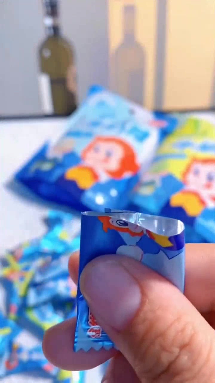 金丝猴奶糖:童年回忆里的甜蜜圆柱