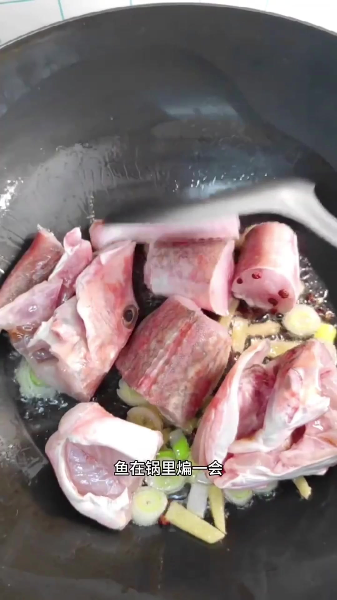 红蟹鱼炖豆腐,酸鲜可口,令人垂涎欲滴!