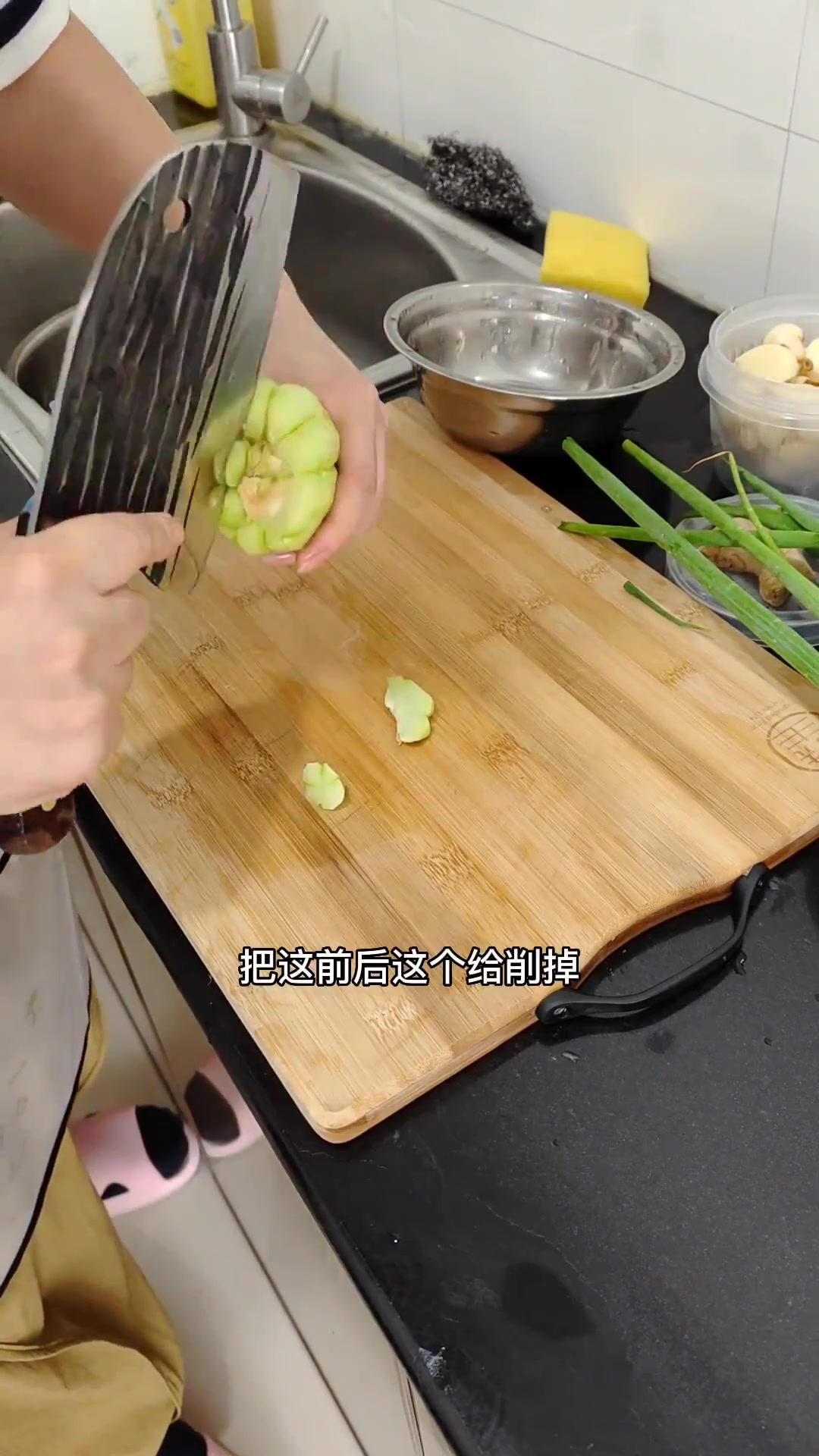 今天做了羊肚菌蛹虫草筒骨汤、炸小酥肉、清炒佛手瓜丝