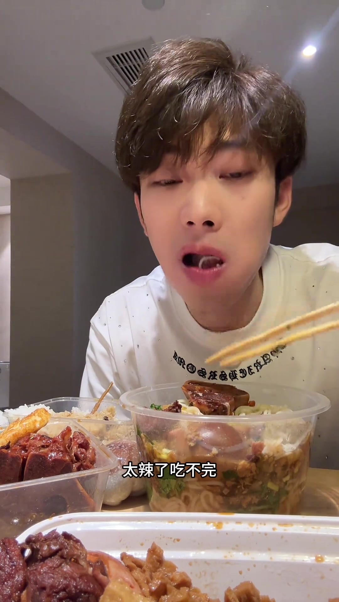 深夜到徐州吃到了心心念念的把子肉米线再来几个青团 舒舒服服