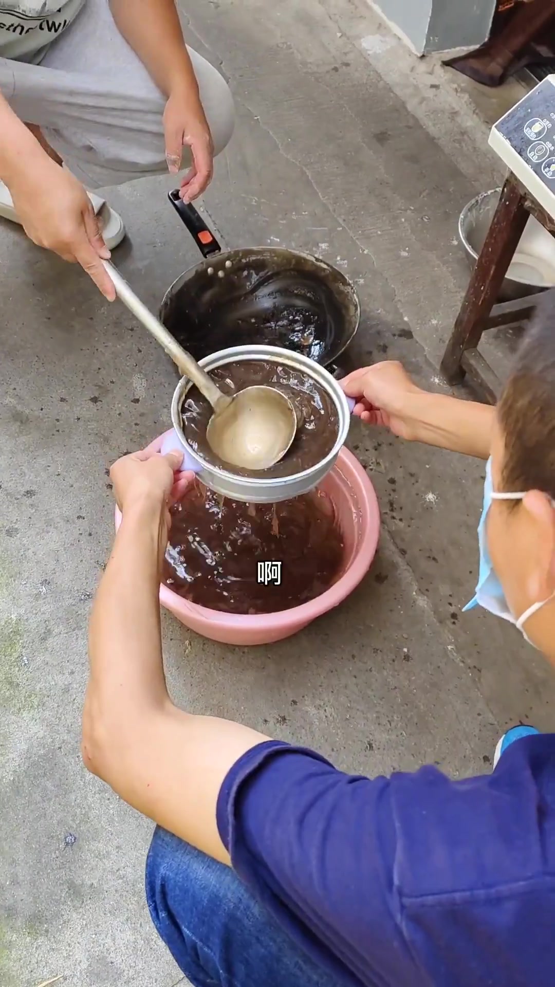 打工人生活点滴:三个男人用红薯粉做俺们徐州老家的“娃娃鱼”