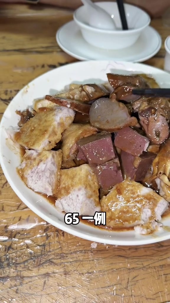 芋头焖鹅 这卤汁很难不下饭吧?