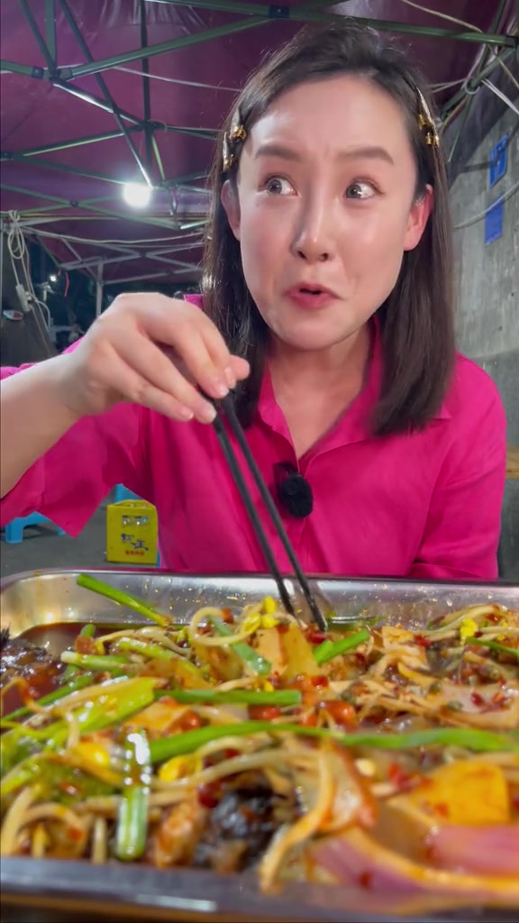 重庆杨家坪民主一村里面的棚户级烤鱼,真的好古早的味道哦