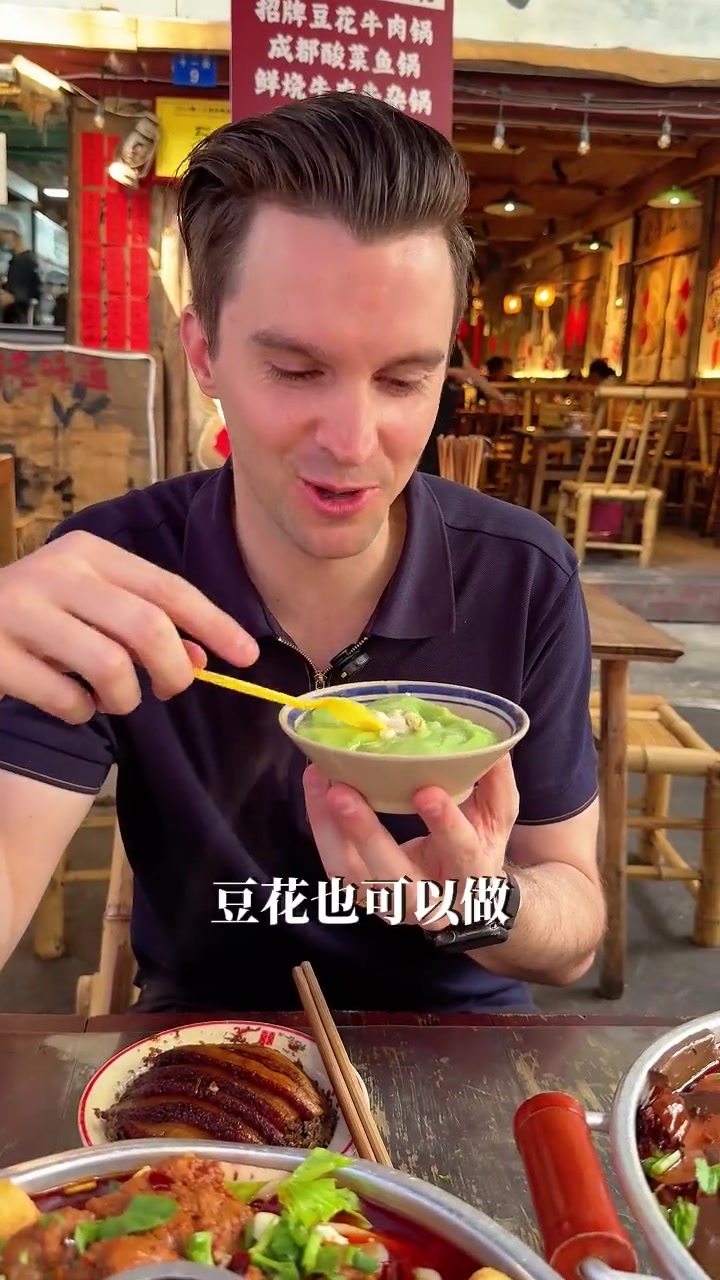建议所有外国人都来成都尝尝小火锅里煮内脏
