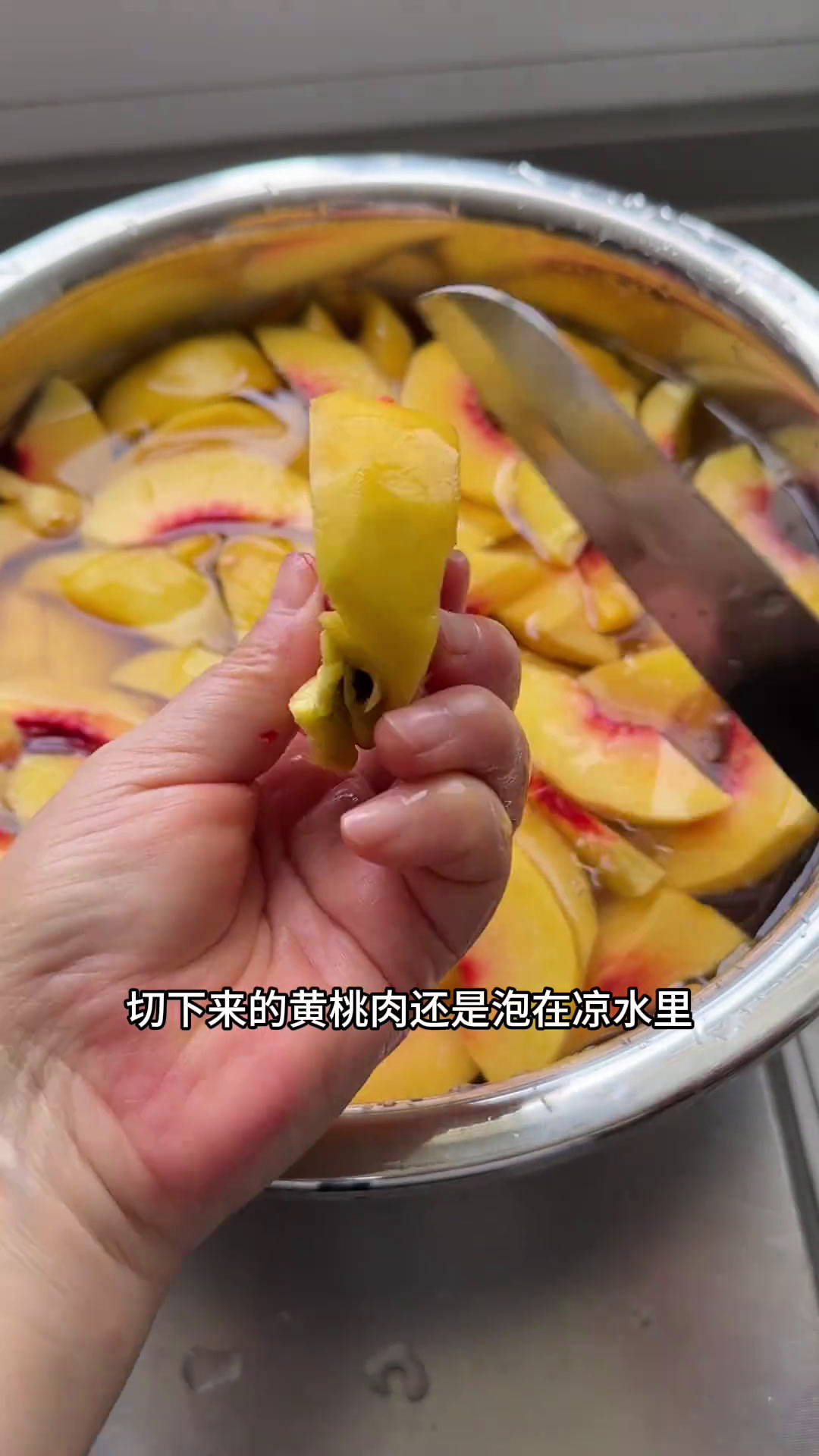 黄桃罐头直接吃,西红柿酱可以做西红柿汤