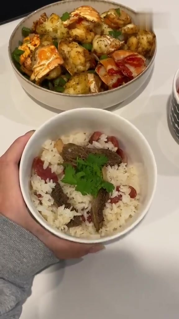 逛超市+做晚饭～今晚吃椒盐龙虾和羊肚菌腊肠焖饭