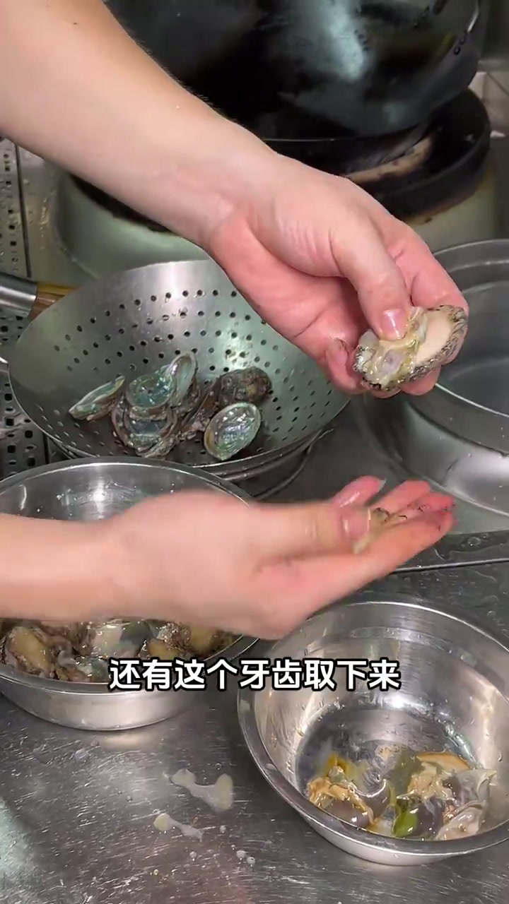 感谢大家对酸辣椒的喜欢,今天炒一个 香辣下饭