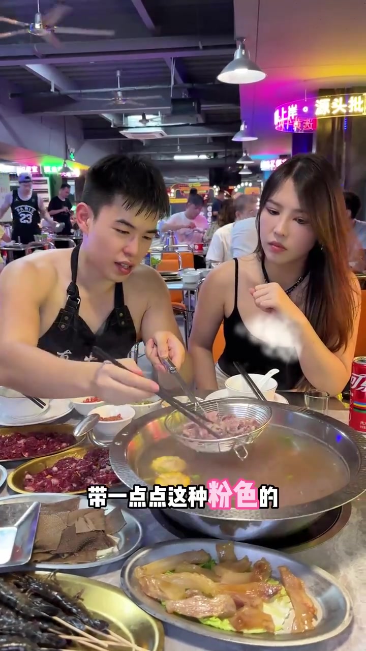 跟美女训练完必须得吃潮汕牛肉海鲜火锅!