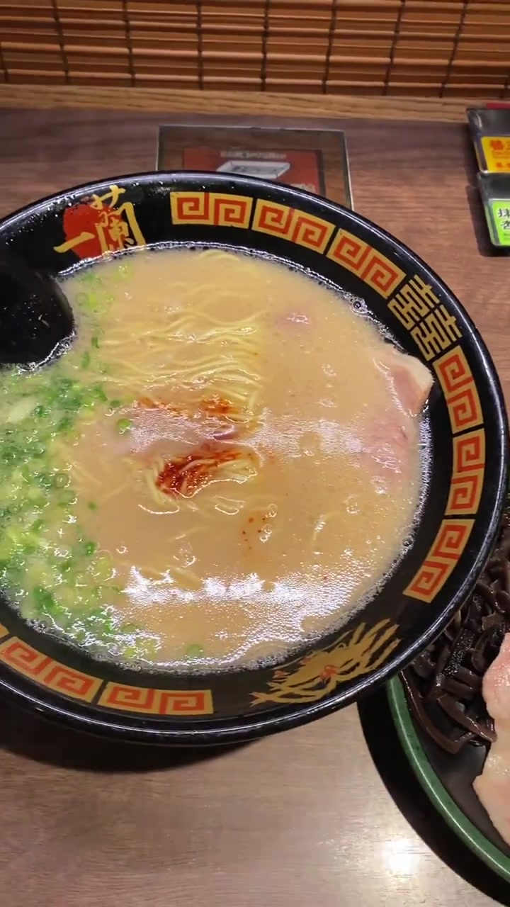 日本一兰拉面的豪华套餐挑战!90块钱吃到撑!