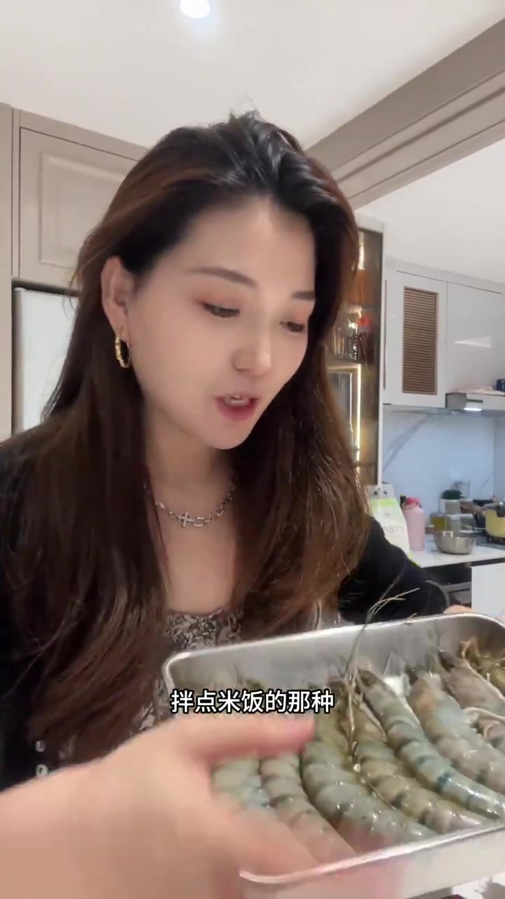 今晚吃烤肉还有咖喱虾拌饭!你们就说牛胸口肉脆不脆～