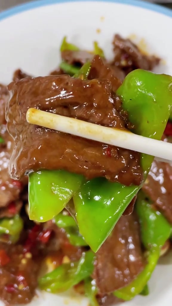 青椒炒牛肉:这是吃过一次就能念念不忘的下饭菜,辣椒炒牛肉