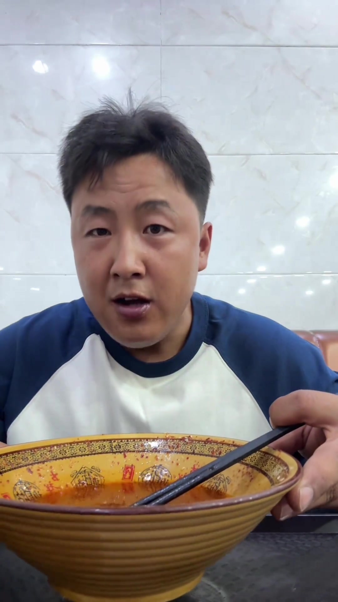 沉浸式吃麻辣烫 要求不多,偶尔吃上一两口就行?晚上发不过分哇?