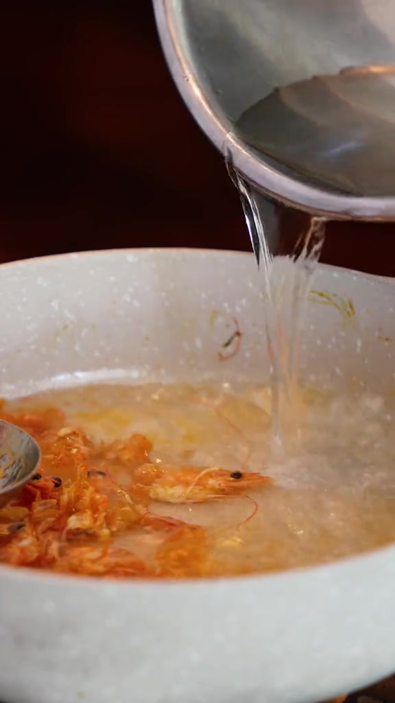 鲜虾粥,可不兴直接下虾喔,看看正经鲜虾粥怎么做吧