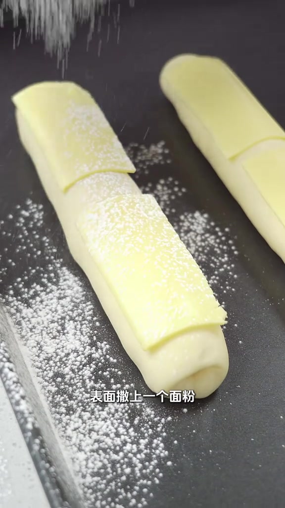 巧克力雪山面包 精心雕琢的雪山,坚硬的巧克力外壳下