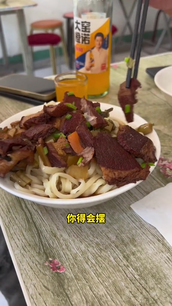 来县城吃碗腌肉面,还碰到一位大院岗南的老乡