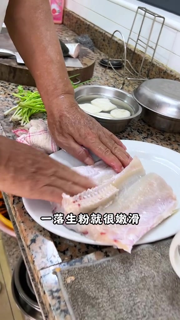 吊水鲩一鱼两味 鱼身清蒸,头尾做豆腐芫茜汤!天热没口汤吃不下饭