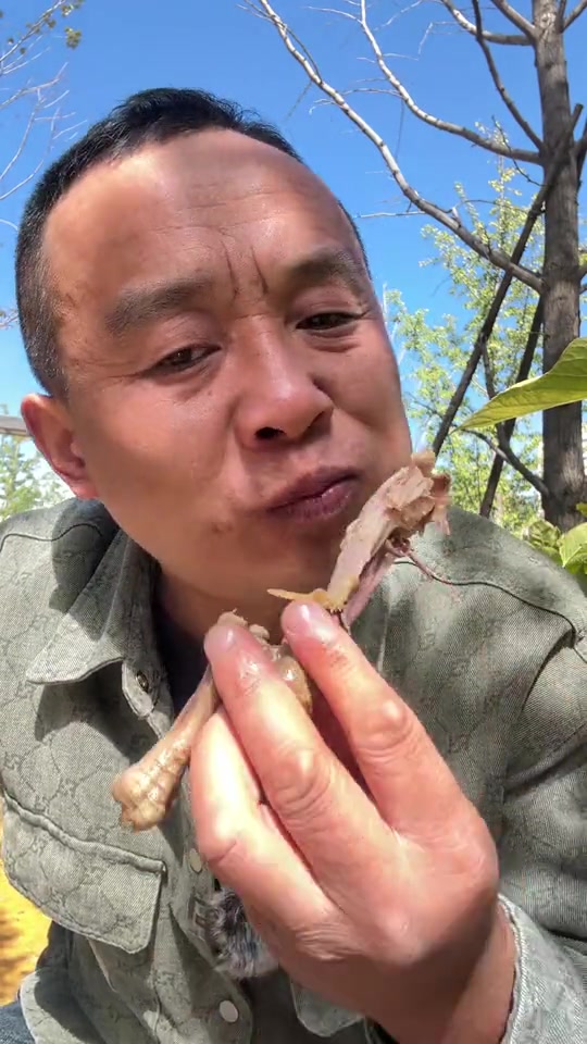 小巷子里遇见火炉烤出来的叫花鸡、又嫩又香、美的很