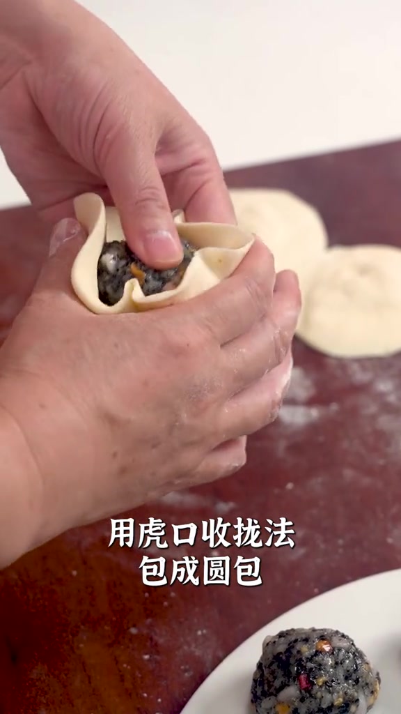 面皮绵软还有韧性,内馅是香甜的糯米花生芝麻馅儿~