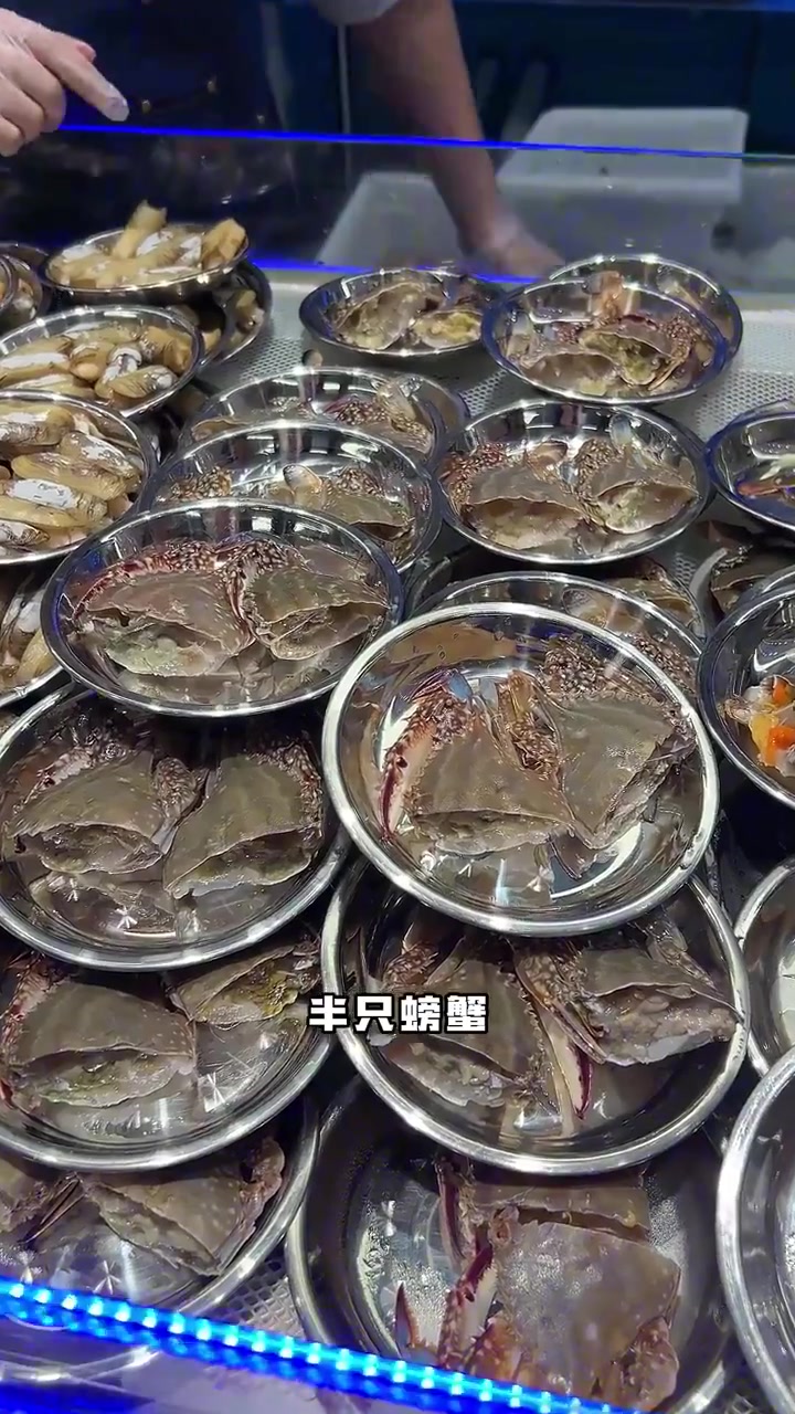 还得是朱富贵啊,新店开业第一天就爆满排队