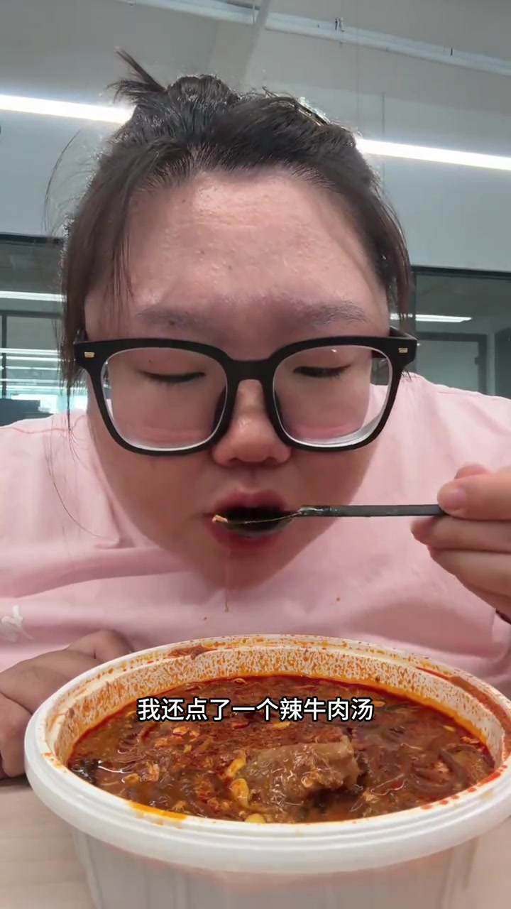 爱吃食物的女孩子