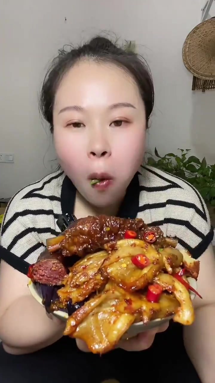 开饭 食欲满满的一碗,鸭爪,虎皮鸡爪,香肠,霉豆腐