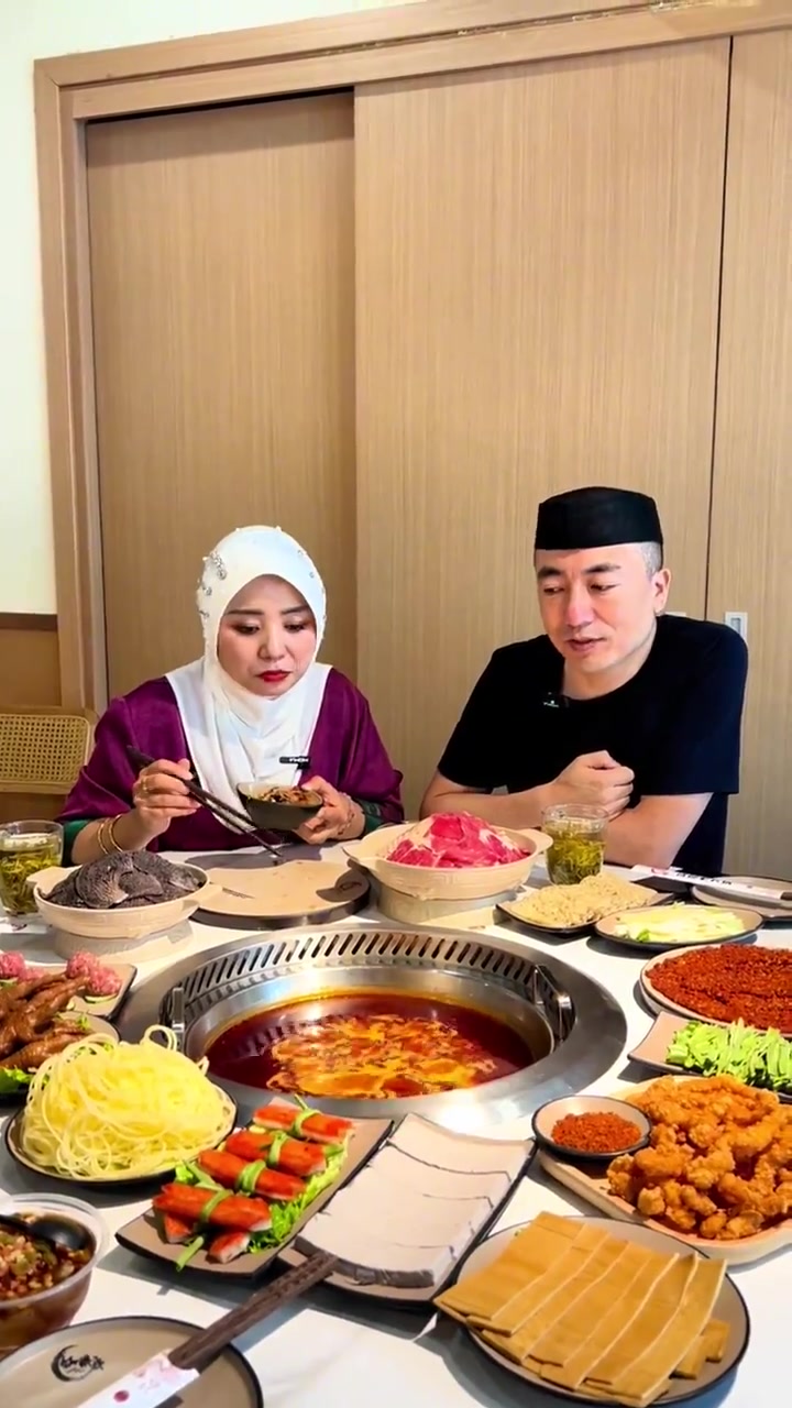 成都清真火锅 成都,是一座被火锅香气浸润的城市。